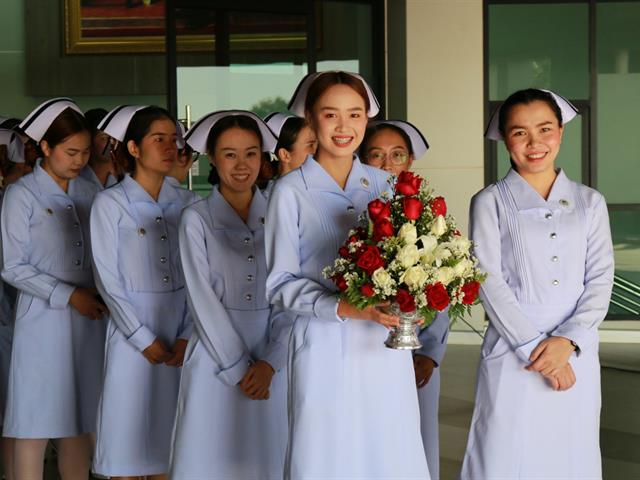 ศูนย์การแพทย์และโรงพยาบาลมหาวิทยาลัยพะเยา,ประกอบพิธีวางพานพุ่มดอกไม้สด,เพื่อน้อมระลึกสมเด็จพระศรีนครินทราบรมราชชนนี,เนื่องในวันคล้ายวันพระราชสมภพ
