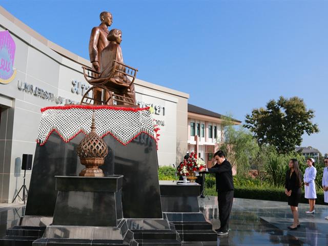 ศูนย์การแพทย์และโรงพยาบาลมหาวิทยาลัยพะเยา,ประกอบพิธีวางพานพุ่มดอกไม้สด,เพื่อน้อมระลึกสมเด็จพระศรีนครินทราบรมราชชนนี,เนื่องในวันคล้ายวันพระราชสมภพ