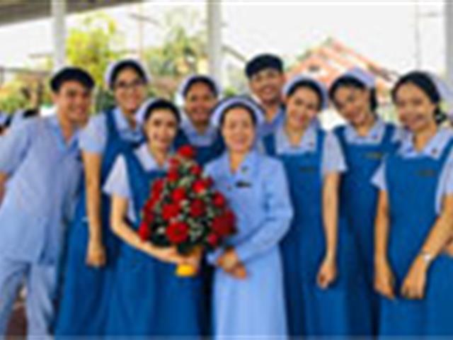 คณาจารย์และนิสิต,คณะพยาบาลศาสตร์,มหาวิทยาลัยพะเยา,เข้าร่วมพิธีวางพานพุ่มถวายสักการะ,สมเด็จพระศรีนครินทราบรมราชชนนี,เนื่องในวันพยาบาลแห่งชาติประจำปี,2562,ณ,บริเวณลานกีฬา,77,ปีอนุสรณ์,ศูนย์แพทยศาสตรศึกษชั้นคลินิก,โรงพยาบาลเชียงรายประชานุเคราะห์,