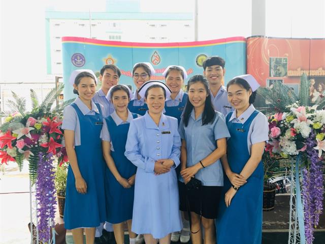 คณาจารย์และนิสิต,คณะพยาบาลศาสตร์,มหาวิทยาลัยพะเยา,เข้าร่วมพิธีวางพานพุ่มถวายสักการะ,สมเด็จพระศรีนครินทราบรมราชชนนี,เนื่องในวันพยาบาลแห่งชาติประจำปี,2562,ณ,บริเวณลานกีฬา,77,ปีอนุสรณ์,ศูนย์แพทยศาสตรศึกษชั้นคลินิก,โรงพยาบาลเชียงรายประชานุเคราะห์,