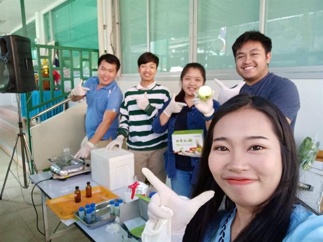 คณะเกษตรศาสตร์และทรัพยากรธรรมชาติ,ม.พะเยา,ร่วมกับธนาคารเพื่อการเกษตรและสหกรณ์การเกษตร,ออกพื้นที่บริการตรวจหาสารพิษในพืชผักผลไม้,ในโครงการตลาดประชารัฐของดีวีถีชุมชน