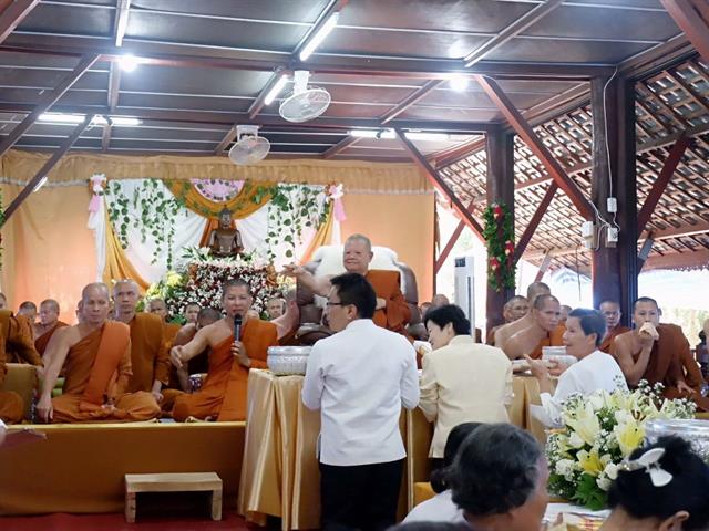 รศ.ดร.ภก.สุรศักดิ์,เสาแก้ว,คณบดีคณะเภสัชศาสตร์,พร้อมบุคลากรคณะเภสัชศาสตร์,ร่วมทอดกฐินสามัคคี,ณ,วัดสันป่าแดงธรรมาราม