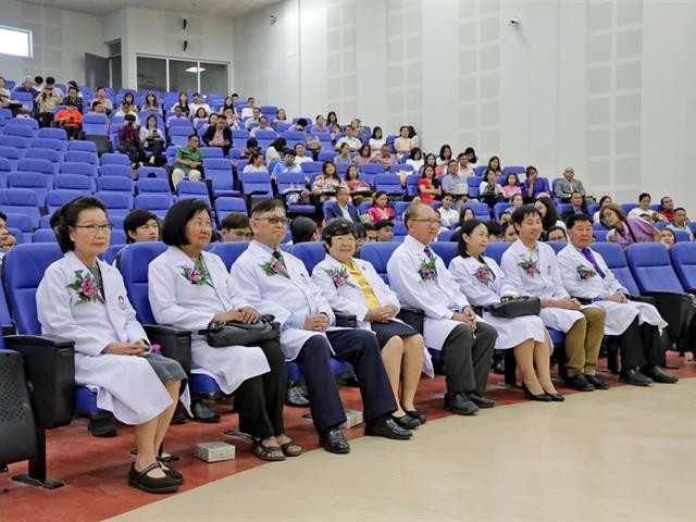 คณะทันตแพทยศาสตร์,มหาวิทยาลัยพะเยาจัดพิธีมอบเสื้อกาวน์แก่นิสิตทันตแพทย์,ชั้นปีที่,4