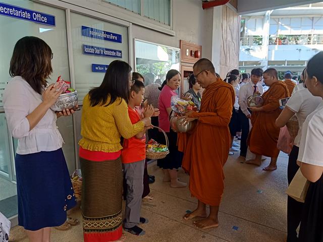 คณะพยาบาลศาสตร์,จัดพิธีทำบุญตักบาตร,ข้าวสาร,อาหารแห้ง,เนื่องในวันคล้ายวันพระราชสมภพของสมเด็จพระศรีนครินทราบรมราชชนนี,และวันพยาบาลแห่งชาติ,ประจำปีการศึกษา,2562