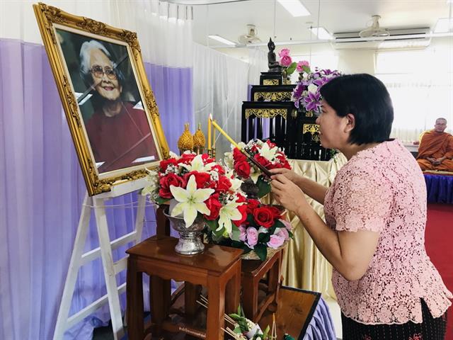 คณะพยาบาลศาสตร์,จัดพิธีทำบุญตักบาตร,ข้าวสาร,อาหารแห้ง,เนื่องในวันคล้ายวันพระราชสมภพของสมเด็จพระศรีนครินทราบรมราชชนนี,และวันพยาบาลแห่งชาติ,ประจำปีการศึกษา,2562