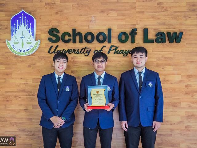 แสดงความยินดีอย่างเป็นทางการ,กับ,ทั้ง,3,คน,ที่เป็นตัวแทนของนิสิตคณะนิติศาสตร์,มหาวิทยาลัยพะเยา