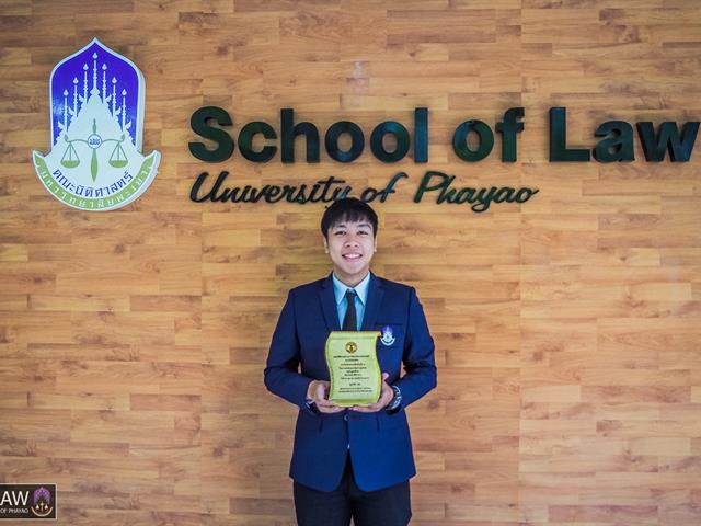 แสดงความยินดีอย่างเป็นทางการ,กับ,ทั้ง,3,คน,ที่เป็นตัวแทนของนิสิตคณะนิติศาสตร์,มหาวิทยาลัยพะเยา