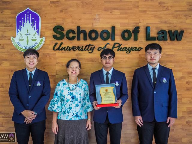 แสดงความยินดีอย่างเป็นทางการ,กับ,ทั้ง,3,คน,ที่เป็นตัวแทนของนิสิตคณะนิติศาสตร์,มหาวิทยาลัยพะเยา
