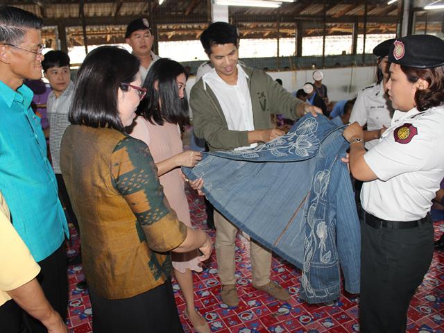 บุคลากร,คณะวิทยาการจัดการและสารสนเทศศาสตร์,เยี่ยมชมฝีมือและผลงานจากผู้ต้องขังเพื่อหาแนวทางในการพัฒนาต่อยอด,ณ,เรือนจำจังหวัดพะเยา