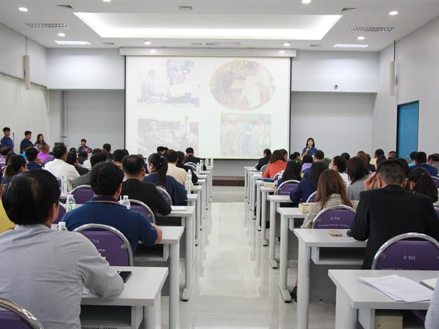 การประชุมชี้แจงแบบสำรวจข้อมูลเศรษฐกิจ,สังคมด้วยการศึกษาข้อมูลอย่างเป็นระบบ,เพื่อจัดทำแผนพัฒนาหมู่บ้านฯ,ในพื้นที่เป้าหมายการขยายผลโครงการร้อยใจรักษ์,ตามแผนปฏิบัติการด้านการแก้ไขปัญหายาเสพติดชายแดนภาคเหนือแบบเบ็ดเสร็จ(2562-2565)