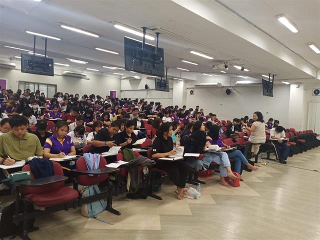 คณะนิติศาสตร์ได้จัดทำโครงการพัฒนาศักยภาพการเรียนรู้ของนิสิตให้อยู่และเรียนอย่างมีความสุข
