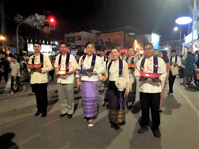 ผู้บริหารมหาวิทยาลัยพะเยา,สืบสานประเพณีลอยกระทงยี่เป็งกว๊านพะเยาเดินขบวนแห่กระทงใหญ่ร่วมกับชุมชนจังหวัดพะเยา,กว่า,27,ขบวน,