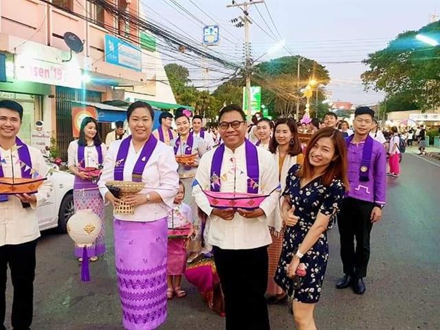 ผู้บริหารมหาวิทยาลัยพะเยา,สืบสานประเพณีลอยกระทงยี่เป็งกว๊านพะเยาเดินขบวนแห่กระทงใหญ่ร่วมกับชุมชนจังหวัดพะเยา,กว่า,27,ขบวน,