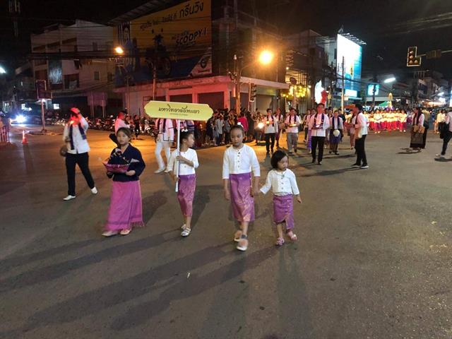 ผู้บริหารมหาวิทยาลัยพะเยา,สืบสานประเพณีลอยกระทงยี่เป็งกว๊านพะเยาเดินขบวนแห่กระทงใหญ่ร่วมกับชุมชนจังหวัดพะเยา,กว่า,27,ขบวน,