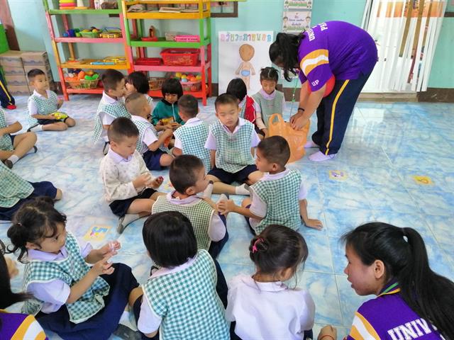 คณะแพทยศาสตร์,นำโดย,ดร.บุญลือ,ฉิมบ้านไร่,ผู้ช่วยคณบดี,ฝ่ายบริการวิชาการและกิจการพิเศษ,ร่วมกิจกรรมค่ายอาสาปันรักเพื่อน้อง,