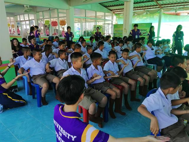 คณะแพทยศาสตร์,นำโดย,ดร.บุญลือ,ฉิมบ้านไร่,ผู้ช่วยคณบดี,ฝ่ายบริการวิชาการและกิจการพิเศษ,ร่วมกิจกรรมค่ายอาสาปันรักเพื่อน้อง,