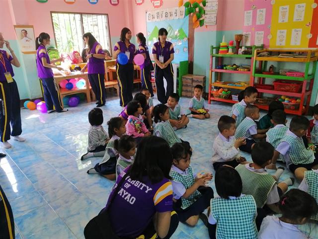 คณะแพทยศาสตร์,นำโดย,ดร.บุญลือ,ฉิมบ้านไร่,ผู้ช่วยคณบดี,ฝ่ายบริการวิชาการและกิจการพิเศษ,ร่วมกิจกรรมค่ายอาสาปันรักเพื่อน้อง,