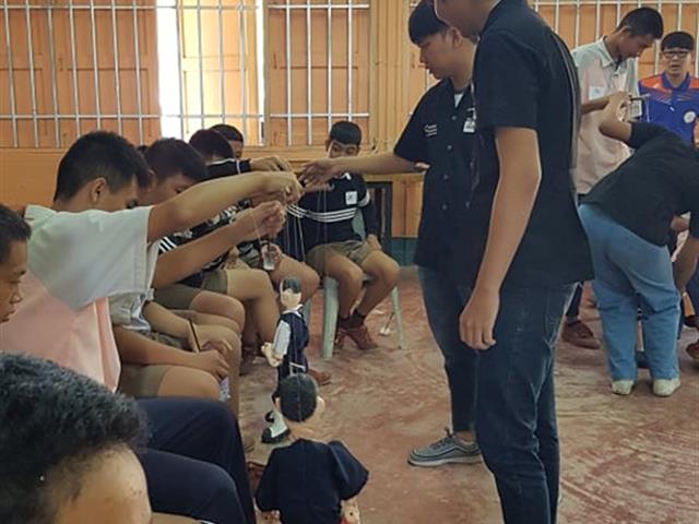 สาขาวิชาการสื่อสารสื่อใหม่,คณะวิทยาการจัดการและสารสนเทศศาสตร์,มหาวิทยาลัยพะเยา,จัดกิจกรรมลดการเกิดความรุนแรงในโรงเรียนผ่านสื่อละครหุ่นสายแบบมีส่วนร่วม,ณ,โรงเรียนฟากกว๊านวิทยาคม,ตำบลบ้านตุ่น,อำเภอเมืองพะเยา,จังหวัดพะเยา
