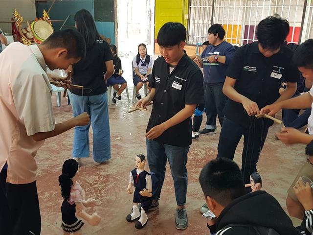 สาขาวิชาการสื่อสารสื่อใหม่,คณะวิทยาการจัดการและสารสนเทศศาสตร์,มหาวิทยาลัยพะเยา,จัดกิจกรรมลดการเกิดความรุนแรงในโรงเรียนผ่านสื่อละครหุ่นสายแบบมีส่วนร่วม,ณ,โรงเรียนฟากกว๊านวิทยาคม,ตำบลบ้านตุ่น,อำเภอเมืองพะเยา,จังหวัดพะเยา