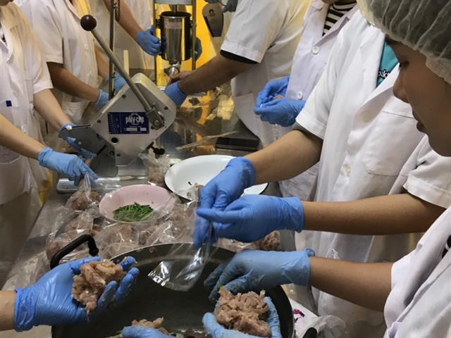 คณะเกษตรศาสตร์และทรัพยากรธรรมชาติ ม.พะเยา สาขาวิชาวิทยาศาสตร์และเทคโนโลยีการอาหาร นำผู้เรียนโครงการ นักแปรรูปเนื้อสัตว์อัจฉริยะ (Smart Meat Processors) เข้าฝึกปฏิบัติการการผลิตผลิตภัณฑ์เนื้อสัตว์แปรรูป ณ โรงงานแปรรูปผลิตภัณฑ์อาหารเพื่อสุขภาพ (ป้าหล้า) และโรงงานลูกชิ้นฟาร์มลักษณ์