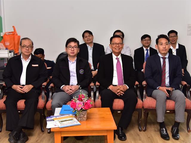 คณะศิลปศาสตร์ได้รับเชิญเข้าร่วมสร้างความร่วมมือทางวิชาการ (MOU)  กับบริษัทปิ่นทอง อินดัสเตรียล ปาร์ค จำกัด (มหาชน)
