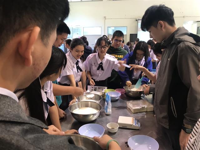 สาขาวิทยาศาสตร์และเทคโนโลยีการอาหาร คณะเกษตรศาสตร์และทรัพยากรธรรมชาติ ม.พะเยา จัดอบรมการทำไอศกรีมนมและสตอเบอรี่เชอร์เบท ให้กับเด็กๆ นักเรียน โรงเรียนสาธิตมหาวิทยาลัยพะเยา