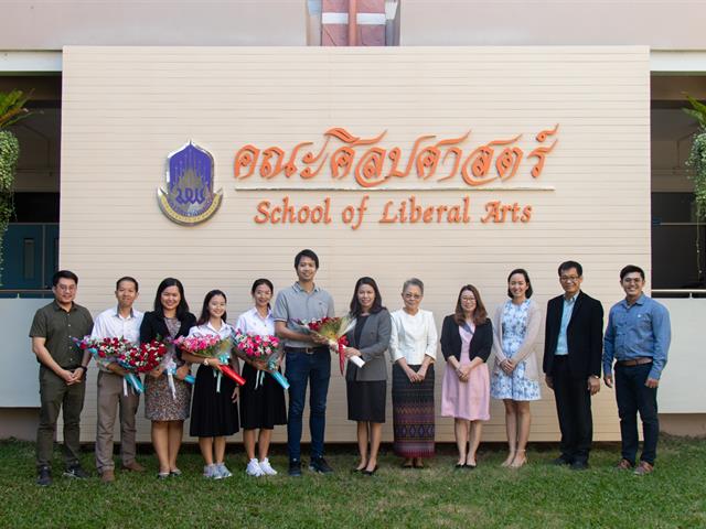 คณะผู้บริหารคณะศิลปศาสตร์ ร่วมแสดงความยินดีกับนิสิตสาขาวิชาภาษาไทย คณะศิลปศาสตร์  ที่ได้รับรางวัลชนะเลิศ และรางวัลชมเชย การประกวดสุนทรพจน์อุดมศึกษา เฉลิมพระเกียรติพระบรมราชจักรีวงศ์ ประจำปี 2562