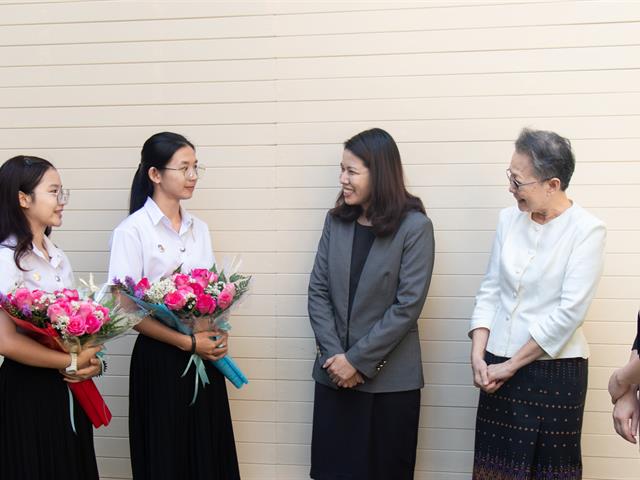 คณะผู้บริหารคณะศิลปศาสตร์ ร่วมแสดงความยินดีกับนิสิตสาขาวิชาภาษาไทย คณะศิลปศาสตร์  ที่ได้รับรางวัลชนะเลิศ และรางวัลชมเชย การประกวดสุนทรพจน์อุดมศึกษา เฉลิมพระเกียรติพระบรมราชจักรีวงศ์ ประจำปี 2562