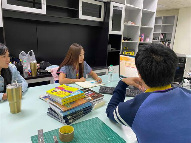 ให้ความรู้ด้านงานเทคนิคห้องสมุดและการบริการทรัพยากรสารสนเทศให้กับครูบรรณารักษ์  