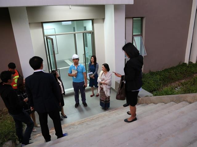 อธิการบดีมหาวิทยาลัยพะเยา ลงพื้นที่ตรวจอาคารหอพักศรีตรัง