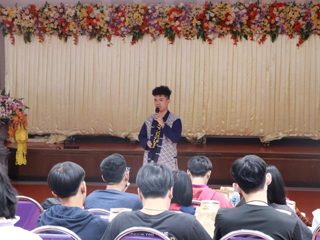 ทำนุบำรุงศิลปและวัฒนธรรม ประดิษฐ์โคมแขวนแบบล้านนา