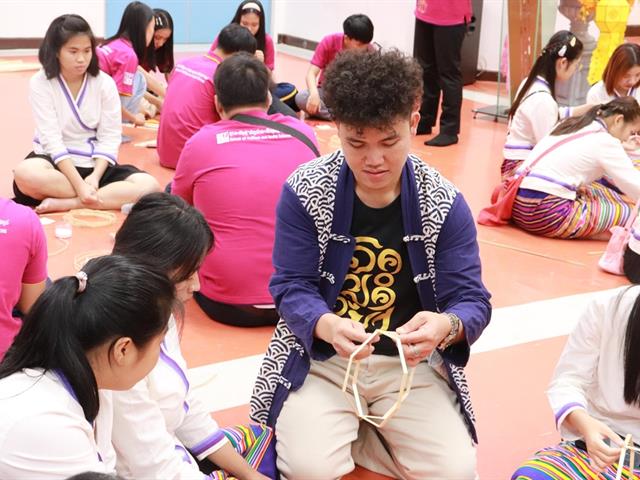 ทำนุบำรุงศิลปและวัฒนธรรม ประดิษฐ์โคมแขวนแบบล้านนา