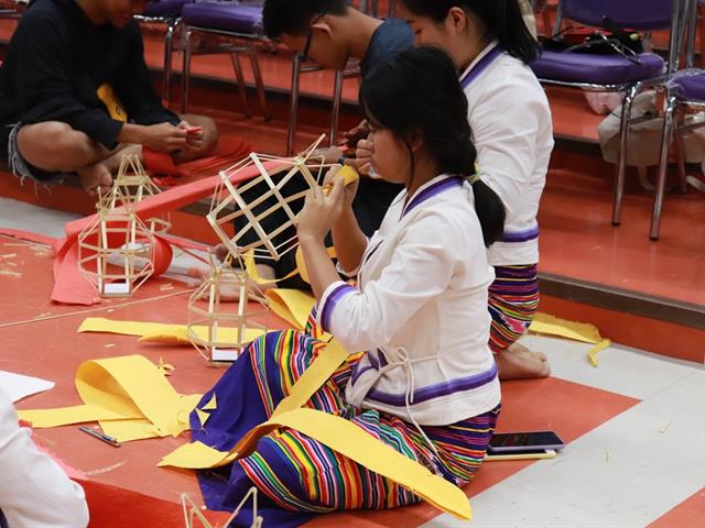 ทำนุบำรุงศิลปและวัฒนธรรม ประดิษฐ์โคมแขวนแบบล้านนา