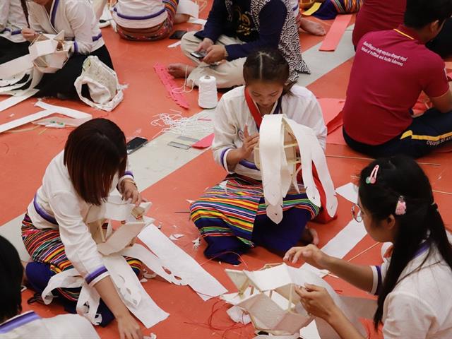 ทำนุบำรุงศิลปและวัฒนธรรม ประดิษฐ์โคมแขวนแบบล้านนา