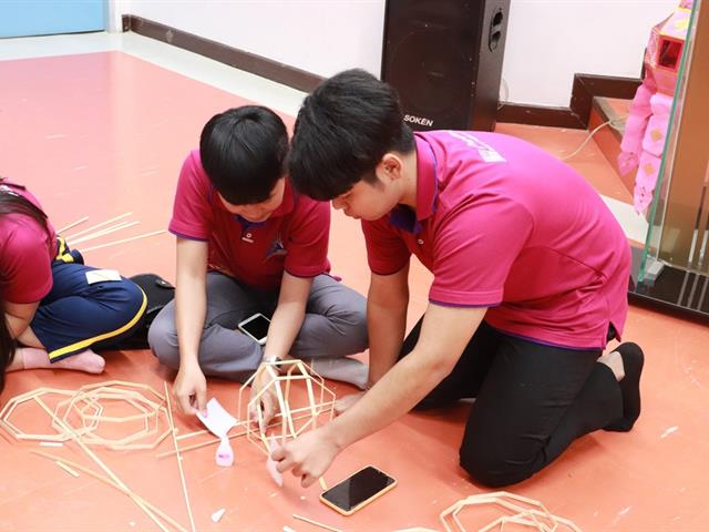 ทำนุบำรุงศิลปและวัฒนธรรม ประดิษฐ์โคมแขวนแบบล้านนา
