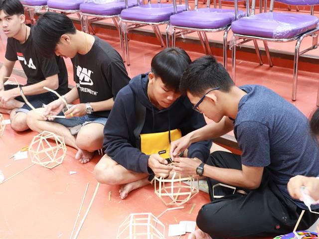 ทำนุบำรุงศิลปและวัฒนธรรม ประดิษฐ์โคมแขวนแบบล้านนา