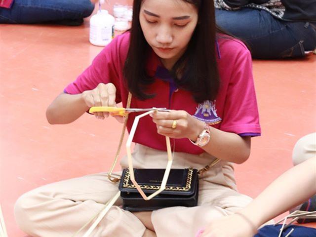 ทำนุบำรุงศิลปและวัฒนธรรม ประดิษฐ์โคมแขวนแบบล้านนา