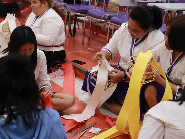 ทำนุบำรุงศิลปและวัฒนธรรม ประดิษฐ์โคมแขวนแบบล้านนา