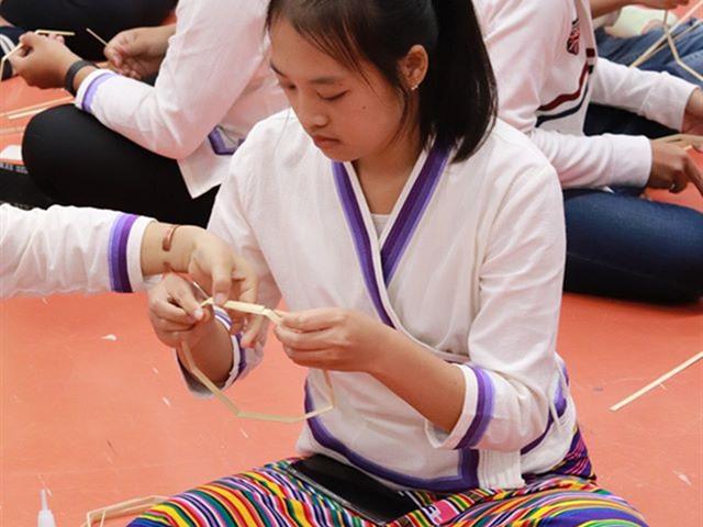 ทำนุบำรุงศิลปและวัฒนธรรม ประดิษฐ์โคมแขวนแบบล้านนา