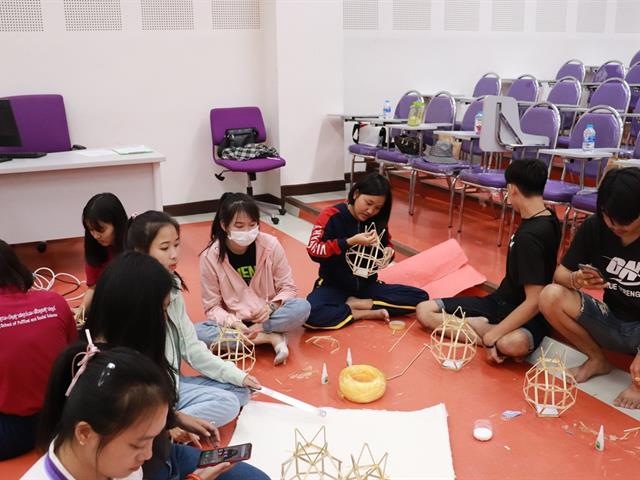 ทำนุบำรุงศิลปและวัฒนธรรม ประดิษฐ์โคมแขวนแบบล้านนา