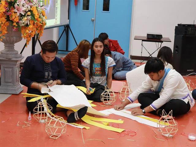ทำนุบำรุงศิลปและวัฒนธรรม ประดิษฐ์โคมแขวนแบบล้านนา
