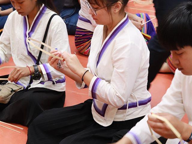 ทำนุบำรุงศิลปและวัฒนธรรม ประดิษฐ์โคมแขวนแบบล้านนา