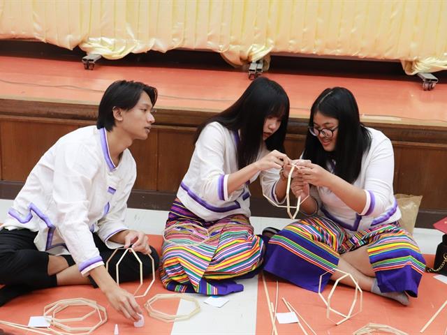 ทำนุบำรุงศิลปและวัฒนธรรม ประดิษฐ์โคมแขวนแบบล้านนา