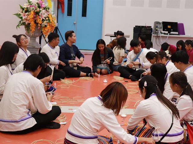 ทำนุบำรุงศิลปและวัฒนธรรม ประดิษฐ์โคมแขวนแบบล้านนา
