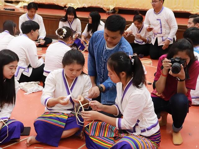 ทำนุบำรุงศิลปและวัฒนธรรม ประดิษฐ์โคมแขวนแบบล้านนา