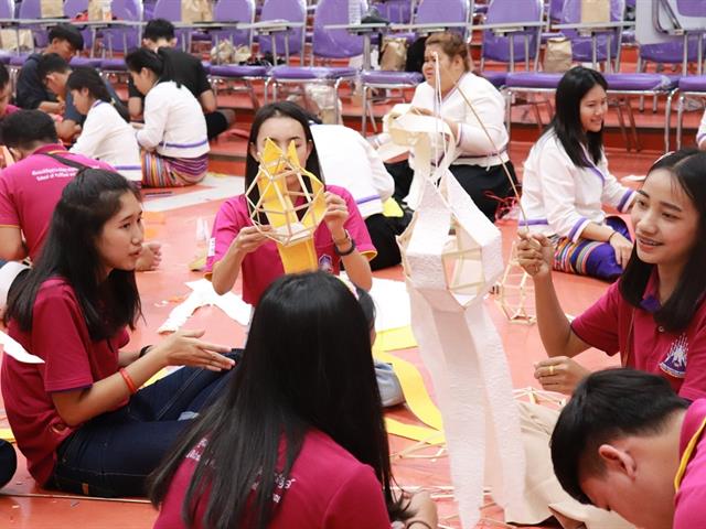 ทำนุบำรุงศิลปและวัฒนธรรม ประดิษฐ์โคมแขวนแบบล้านนา