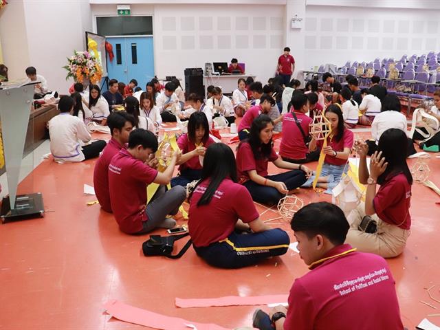 ทำนุบำรุงศิลปและวัฒนธรรม ประดิษฐ์โคมแขวนแบบล้านนา