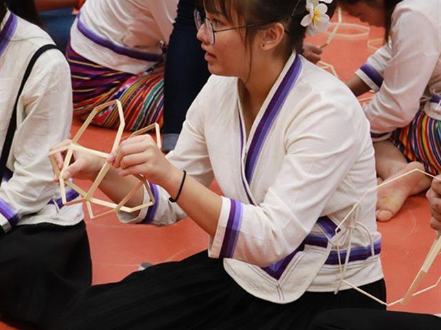ทำนุบำรุงศิลปและวัฒนธรรม ประดิษฐ์โคมแขวนแบบล้านนา