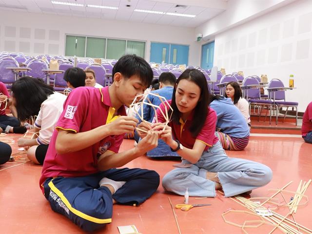 ทำนุบำรุงศิลปและวัฒนธรรม ประดิษฐ์โคมแขวนแบบล้านนา