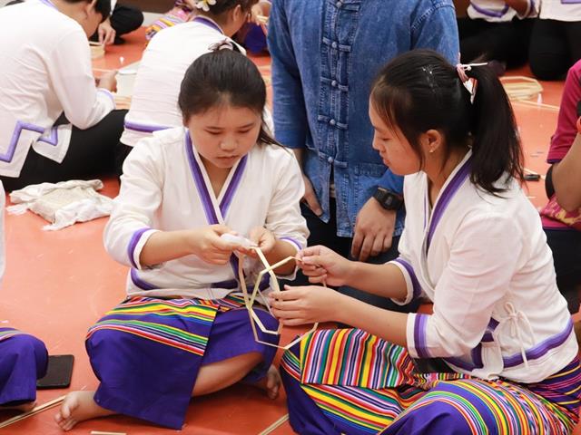 ทำนุบำรุงศิลปและวัฒนธรรม ประดิษฐ์โคมแขวนแบบล้านนา